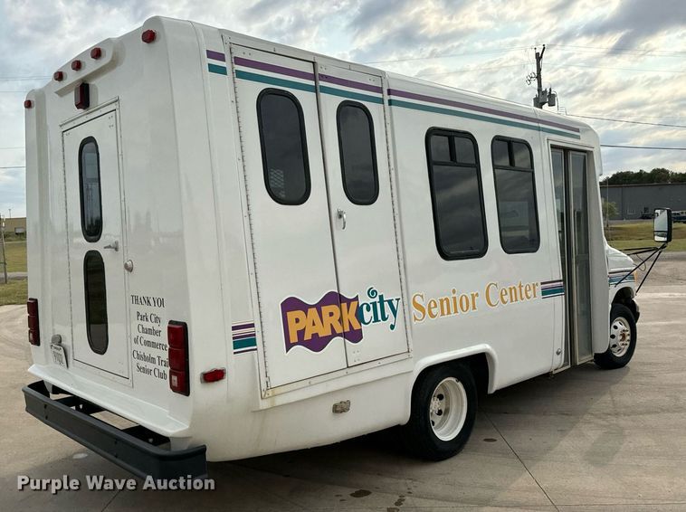 image for item MS9805 2003 Diamond PT2000 shuttle bus