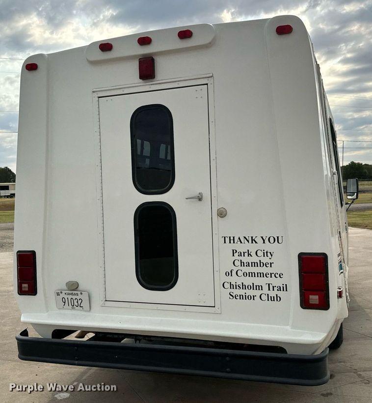 image for item MS9805 2003 Diamond PT2000 shuttle bus