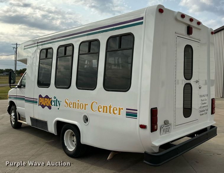 image for item MS9805 2003 Diamond PT2000 shuttle bus