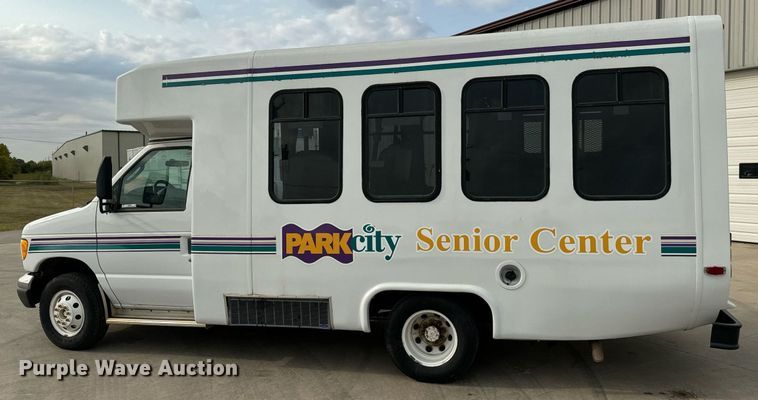 image for item MS9805 2003 Diamond PT2000 shuttle bus