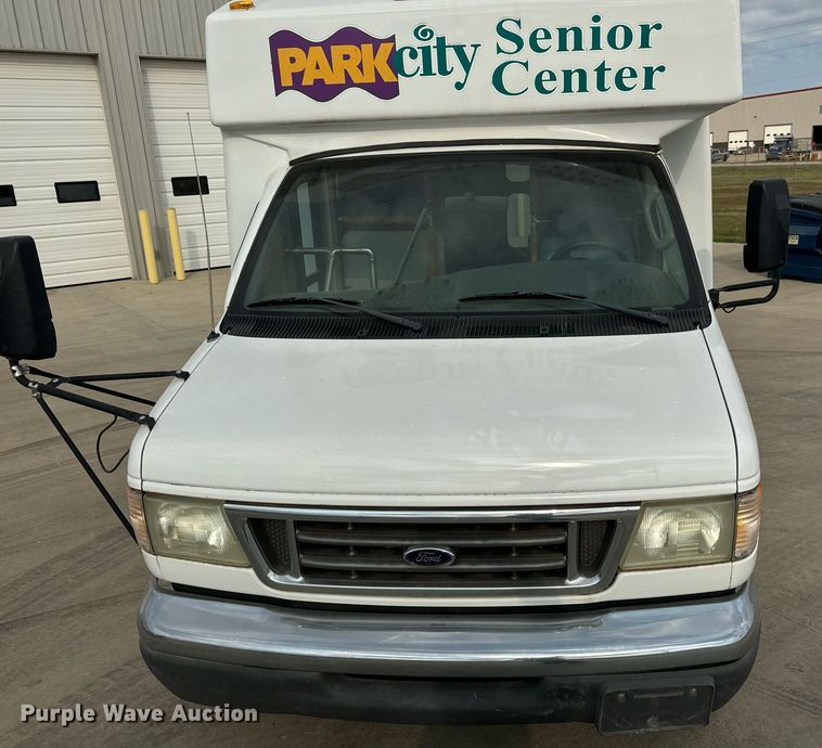 image for item MS9805 2003 Diamond PT2000 shuttle bus