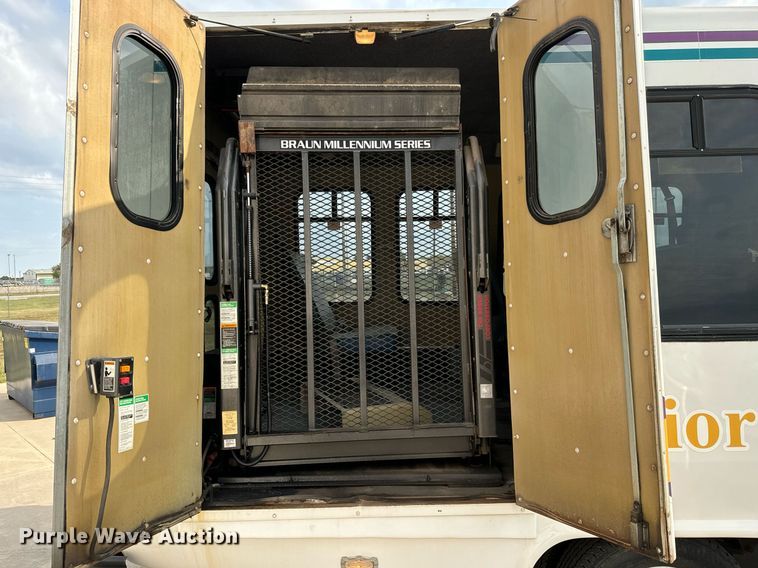 image for item MS9805 2003 Diamond PT2000 shuttle bus