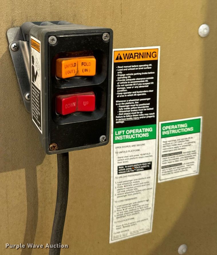 image for item MS9805 2003 Diamond PT2000 shuttle bus