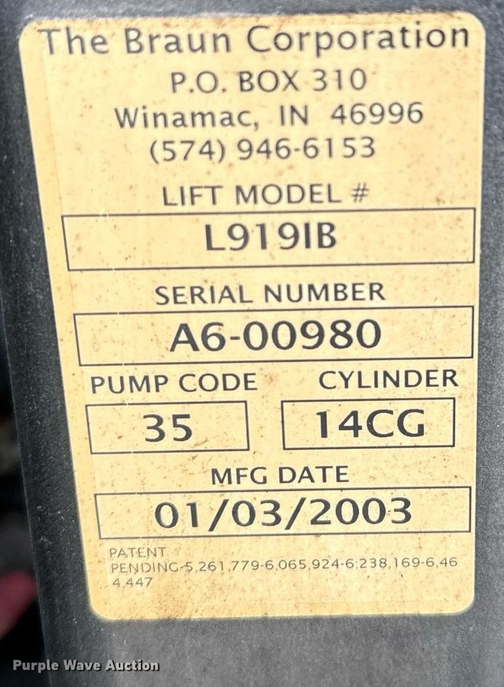 image for item MS9805 2003 Diamond PT2000 shuttle bus