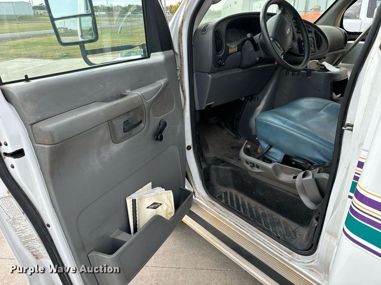 image for item MS9805 2003 Diamond PT2000 shuttle bus