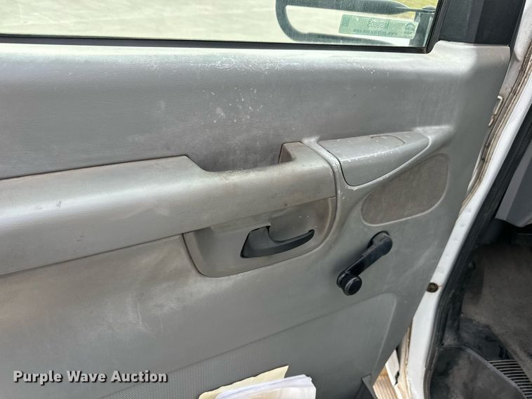 image for item MS9805 2003 Diamond PT2000 shuttle bus