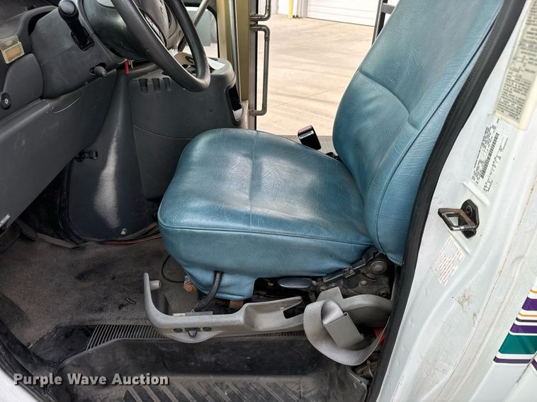 image for item MS9805 2003 Diamond PT2000 shuttle bus