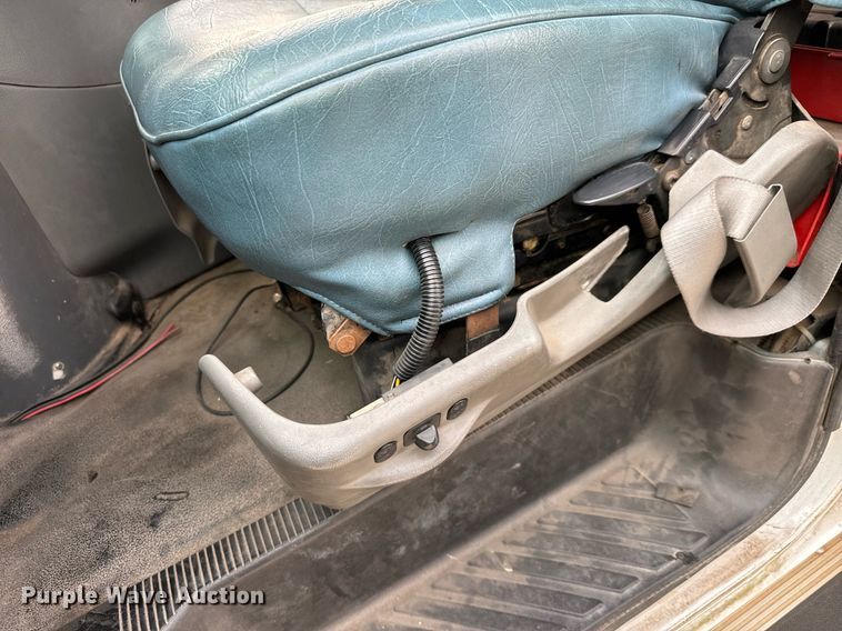 image for item MS9805 2003 Diamond PT2000 shuttle bus