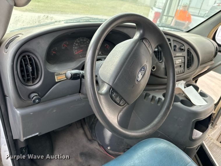 image for item MS9805 2003 Diamond PT2000 shuttle bus