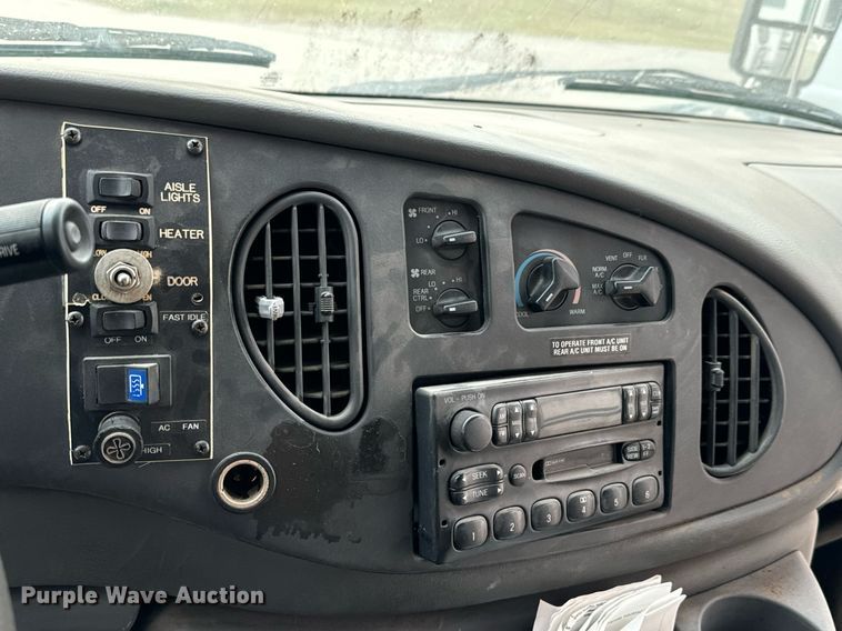 image for item MS9805 2003 Diamond PT2000 shuttle bus