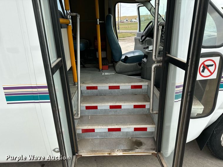 image for item MS9805 2003 Diamond PT2000 shuttle bus