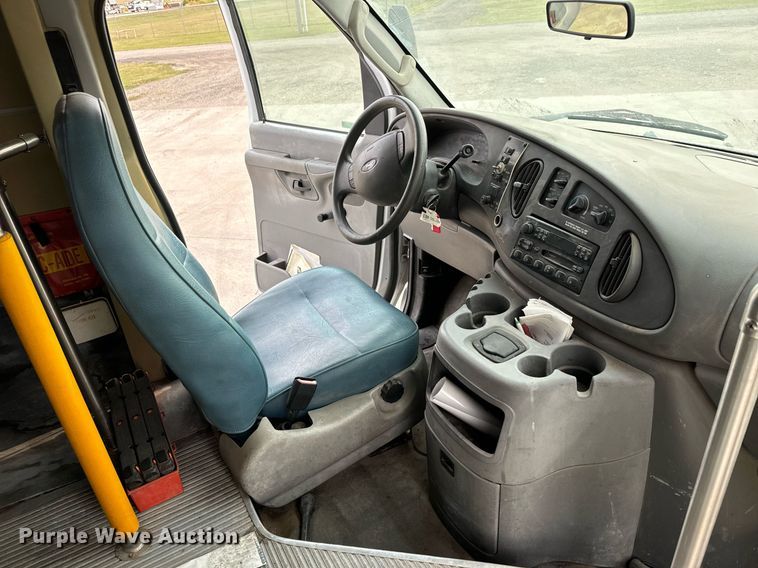 image for item MS9805 2003 Diamond PT2000 shuttle bus