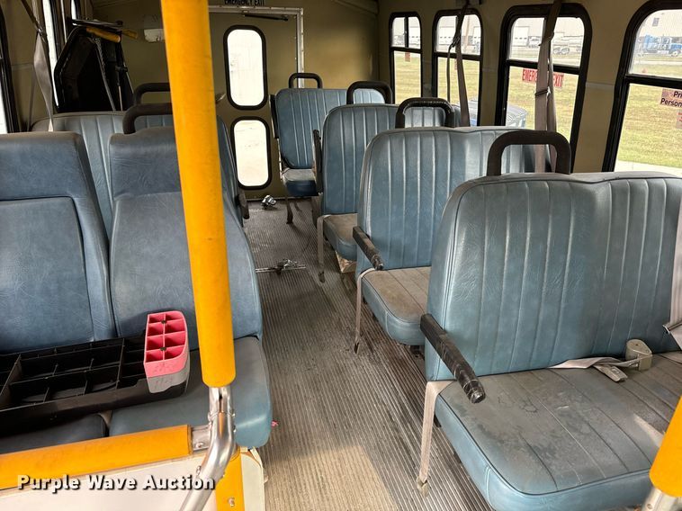 image for item MS9805 2003 Diamond PT2000 shuttle bus