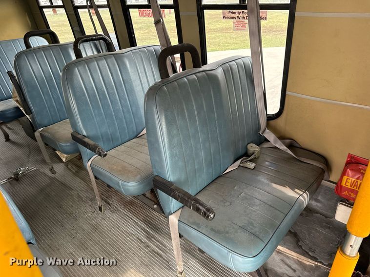 image for item MS9805 2003 Diamond PT2000 shuttle bus