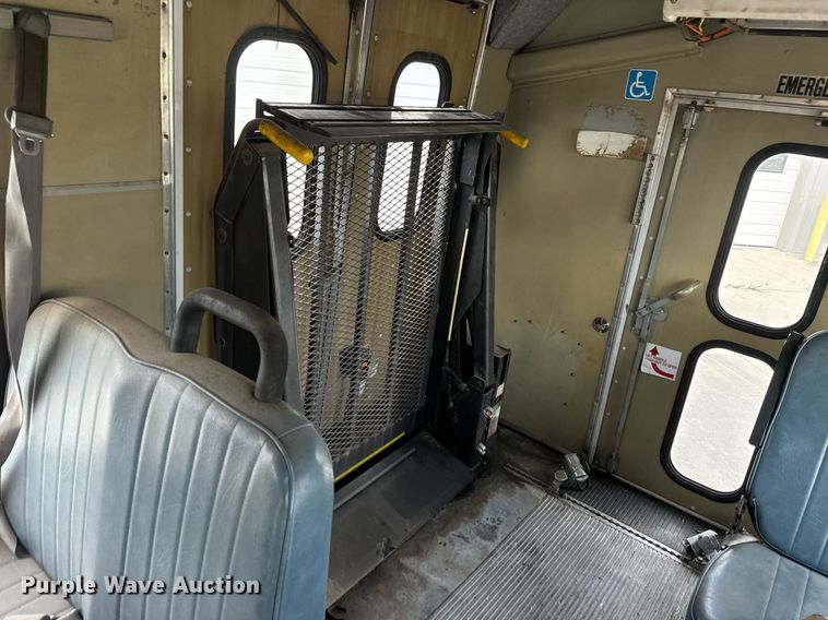 image for item MS9805 2003 Diamond PT2000 shuttle bus