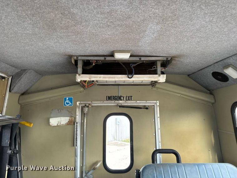 image for item MS9805 2003 Diamond PT2000 shuttle bus