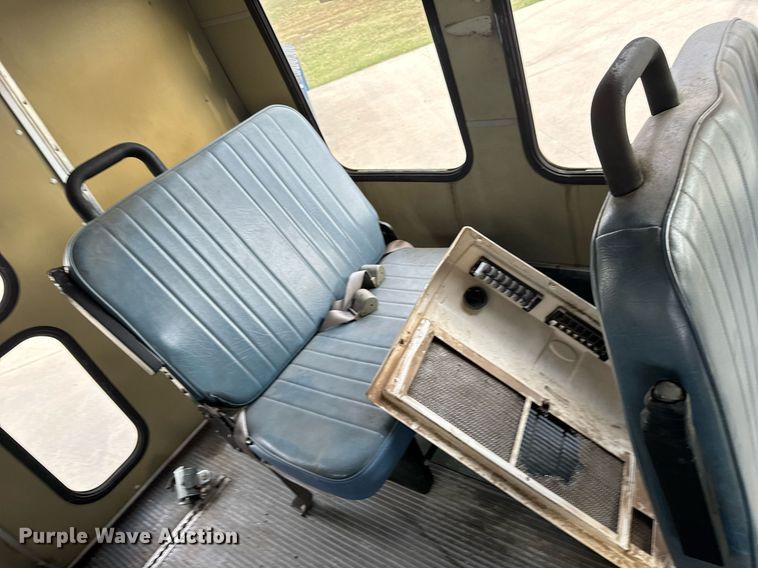 image for item MS9805 2003 Diamond PT2000 shuttle bus