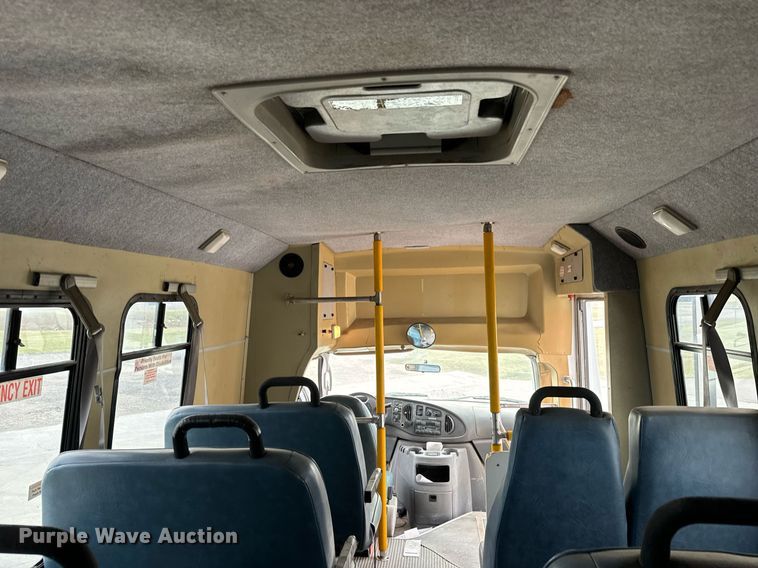 image for item MS9805 2003 Diamond PT2000 shuttle bus