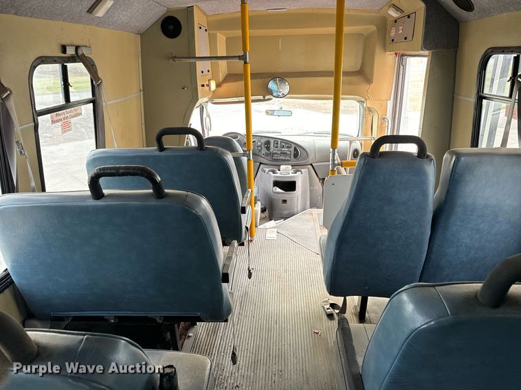 image for item MS9805 2003 Diamond PT2000 shuttle bus