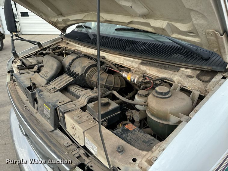 image for item MS9805 2003 Diamond PT2000 shuttle bus