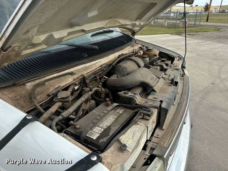 image for item MS9805 2003 Diamond PT2000 shuttle bus