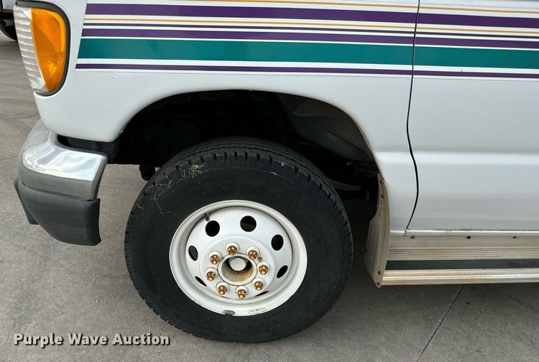 image for item MS9805 2003 Diamond PT2000 shuttle bus