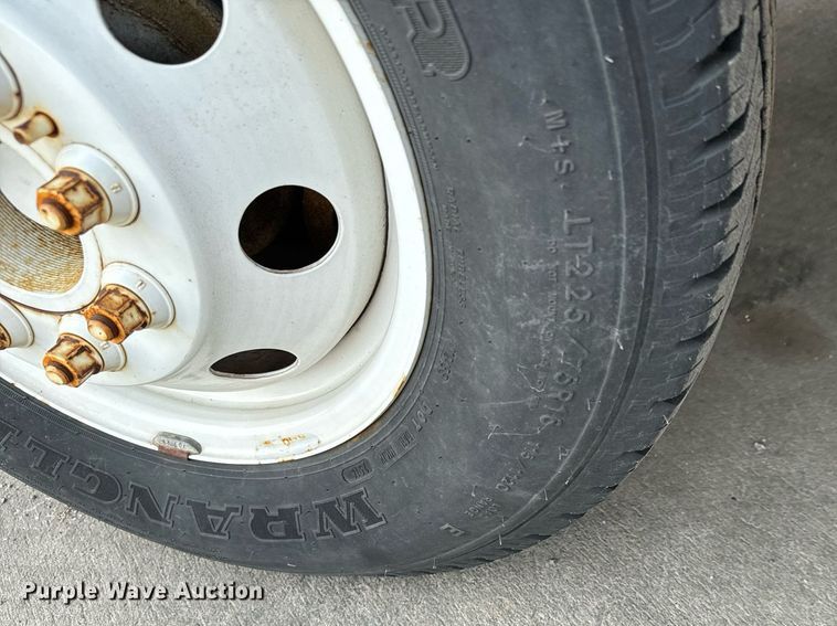 image for item MS9805 2003 Diamond PT2000 shuttle bus