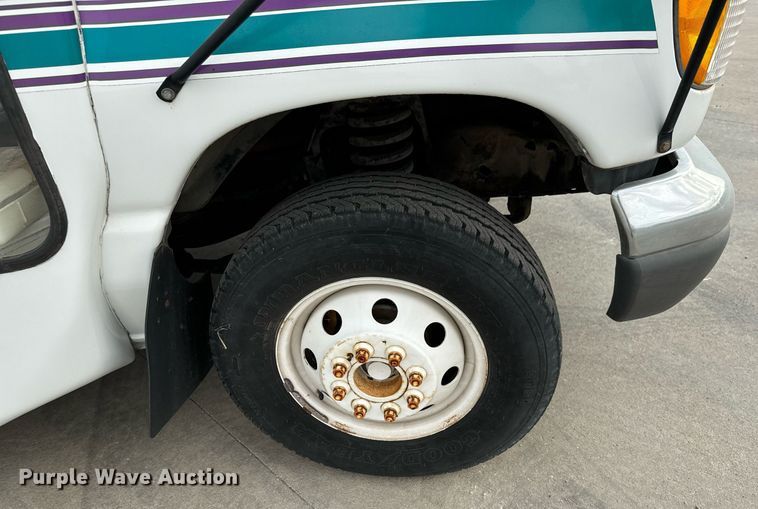 image for item MS9805 2003 Diamond PT2000 shuttle bus