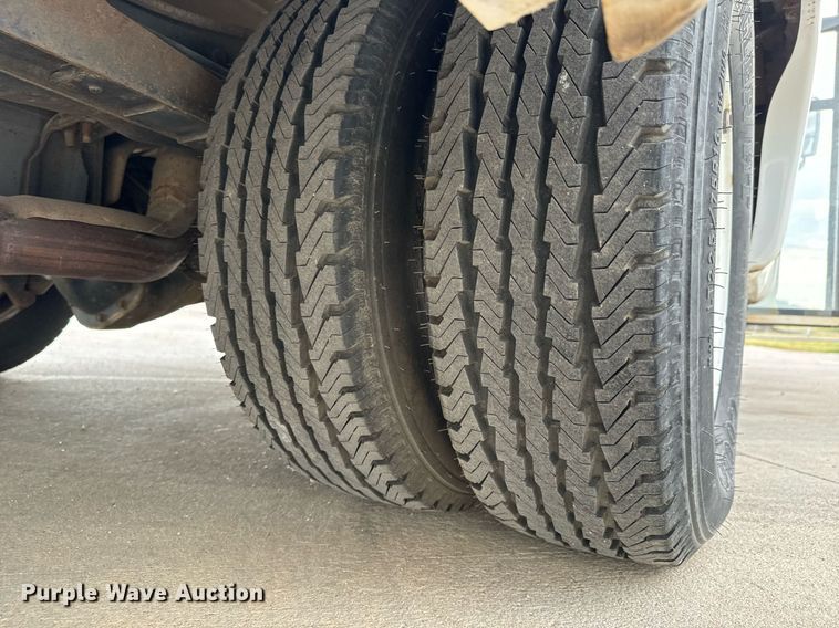 image for item MS9805 2003 Diamond PT2000 shuttle bus