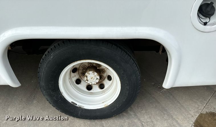 image for item MS9805 2003 Diamond PT2000 shuttle bus