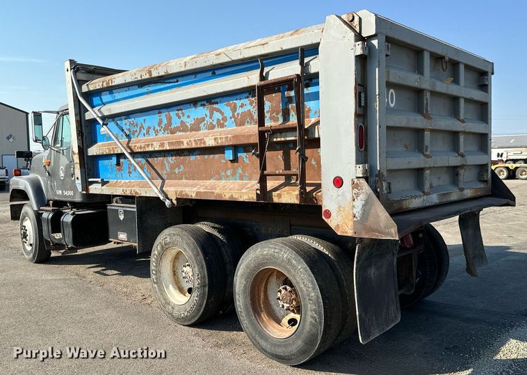 image for item MS9812 2000 International 2574 dump truck