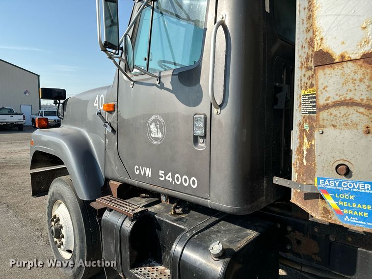 image for item MS9812 2000 International 2574 dump truck