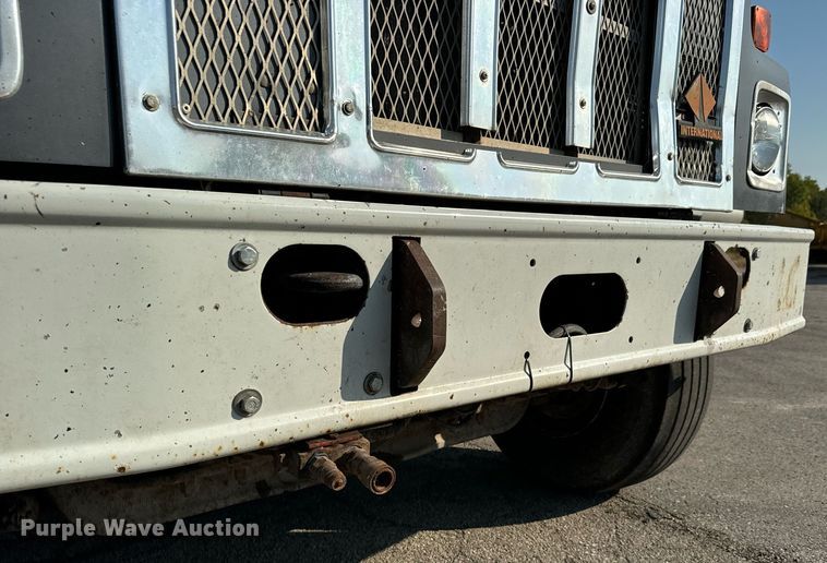 image for item MS9812 2000 International 2574 dump truck