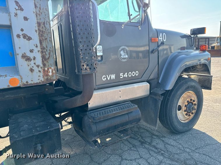 image for item MS9812 2000 International 2574 dump truck