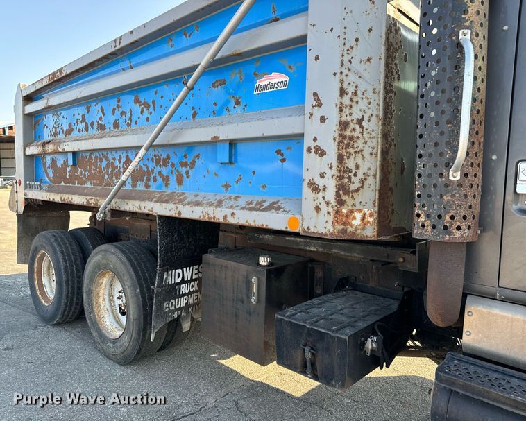 image for item MS9812 2000 International 2574 dump truck