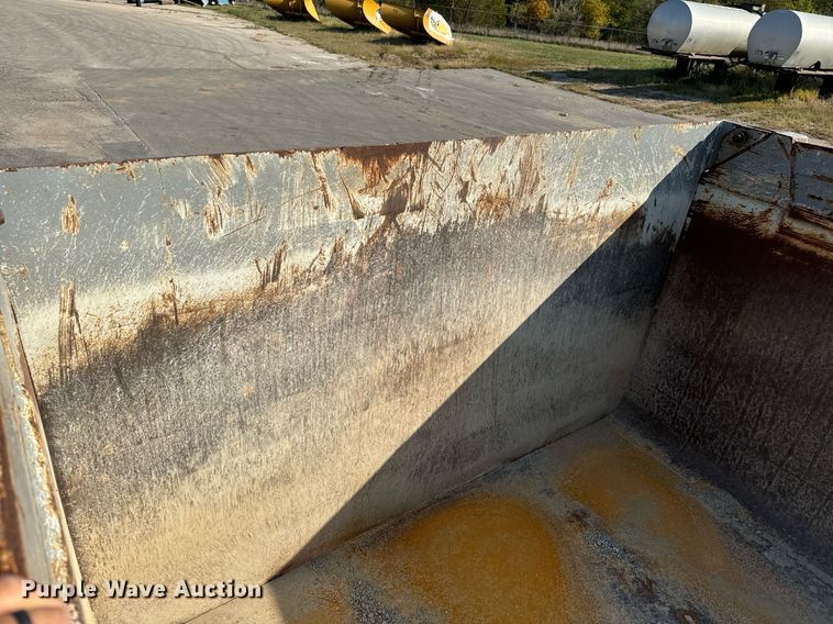 image for item MS9812 2000 International 2574 dump truck