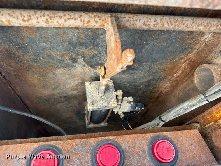 image for item MS9812 2000 International 2574 dump truck