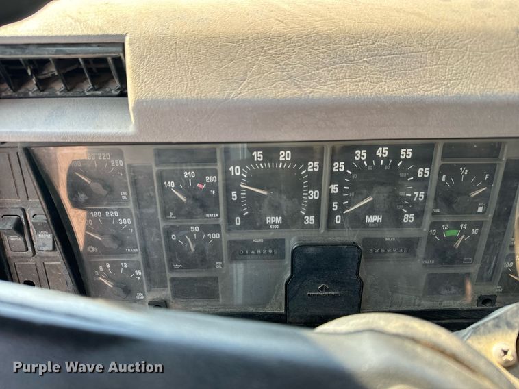 image for item MS9812 2000 International 2574 dump truck