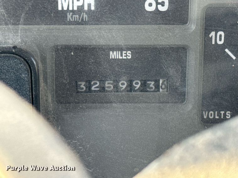 image for item MS9812 2000 International 2574 dump truck