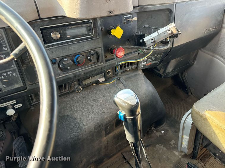 image for item MS9812 2000 International 2574 dump truck