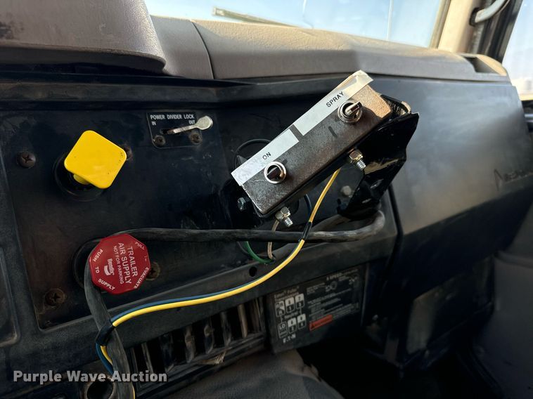 image for item MS9812 2000 International 2574 dump truck