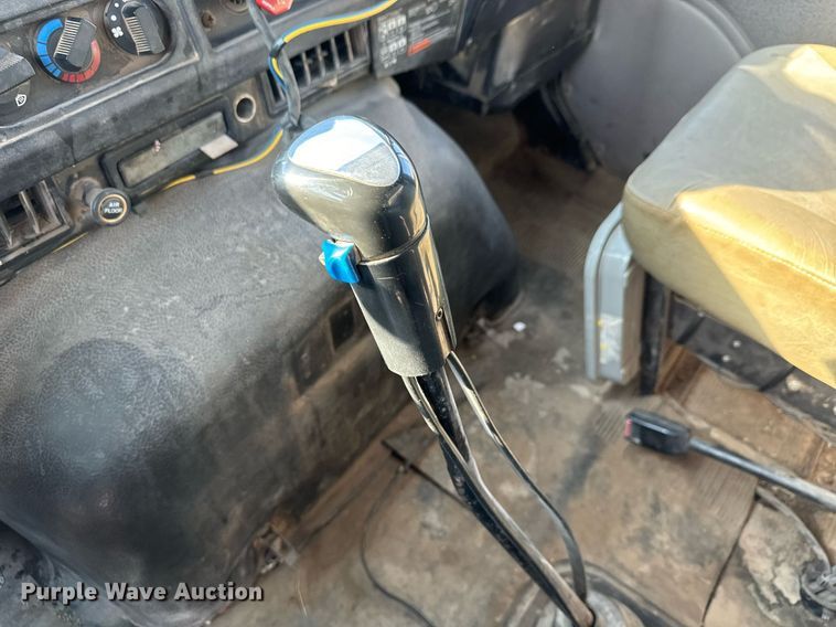 image for item MS9812 2000 International 2574 dump truck