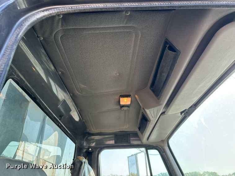 image for item MS9812 2000 International 2574 dump truck