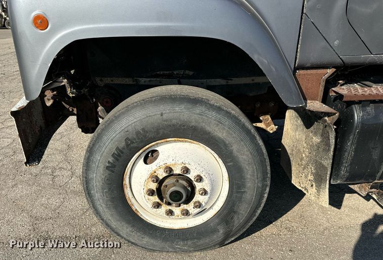 image for item MS9812 2000 International 2574 dump truck