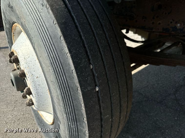 image for item MS9812 2000 International 2574 dump truck