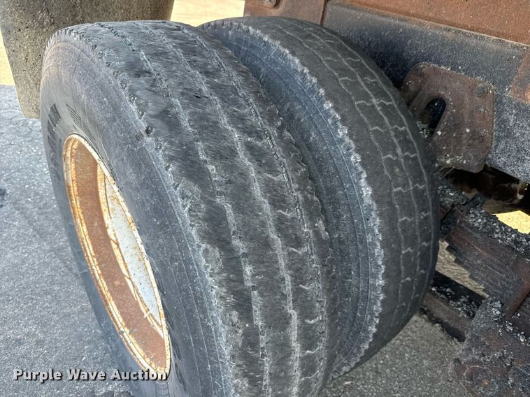 image for item MS9812 2000 International 2574 dump truck