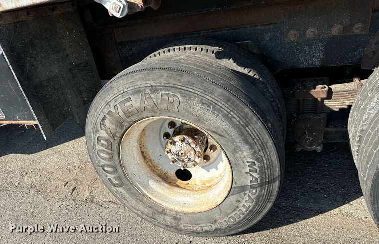 image for item MS9812 2000 International 2574 dump truck