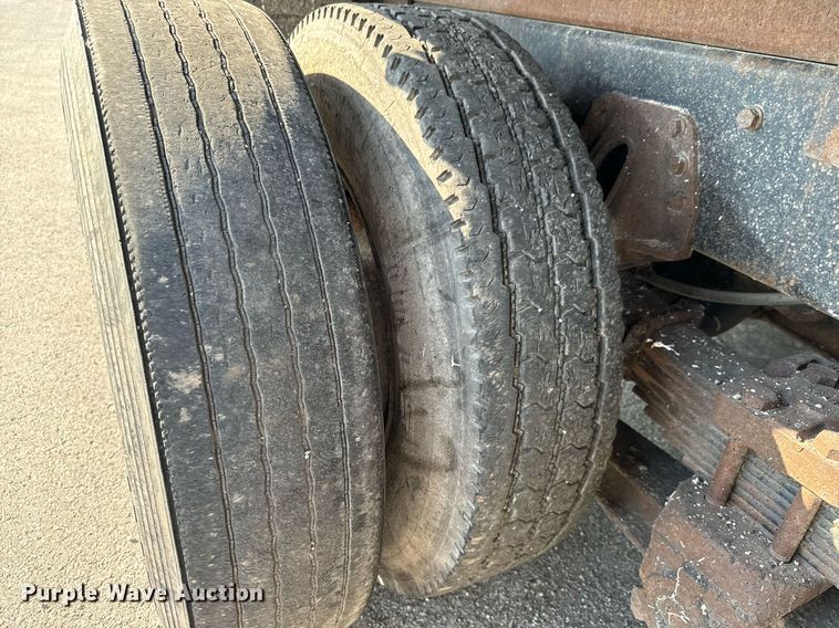 image for item MS9812 2000 International 2574 dump truck