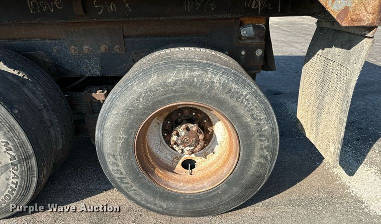 image for item MS9812 2000 International 2574 dump truck