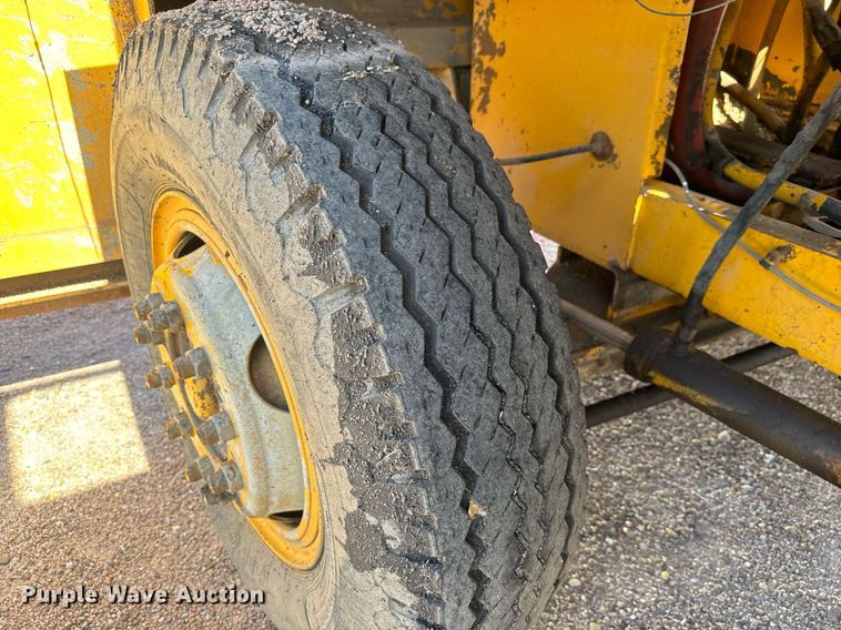 image for item MV9233 Koehring SPK-H chip spreader